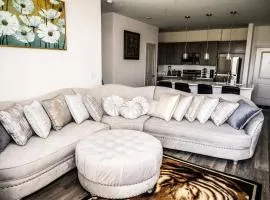 Regal Apt with King & Queen Bed for Long-Term Stay