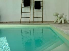 Manoir Les Feuillantines Piscine & Spa, hotel com piscina em Isques
