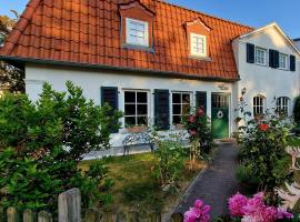 Haus mit 110qm und Garten 150m zum Wasser, hótel í Stralsund