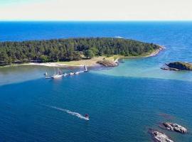 Raet Camping, Hotel in Færvik