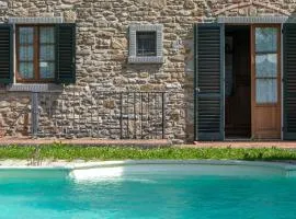 Experience the charm of Tenuta Le Caselle, a cozy farmhouse surrounded by nature and comfort!