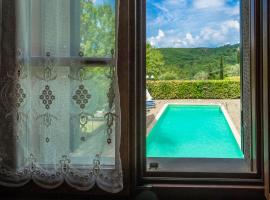 Experience the charm of Tenuta Le Caselle, a cozy farmhouse surrounded by nature and comfort!, Hotel in Subbiano