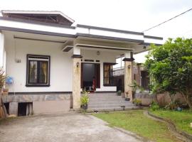 Villa 165 Puncak, cottage di Cisarua