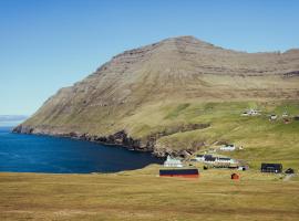 Sea and Mountain View - Scenic Village - 2BR House โรงแรมที่มีที่จอดรถในViðareiði
