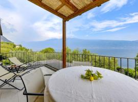 Oleandro apartment directly on the lake, semesterboende i Gargnano
