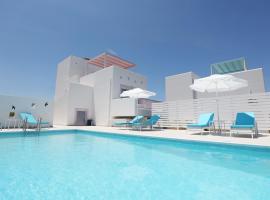 Xenos Villa 6 with a Private pool near the sea, alojamiento en la playa en Tigaki