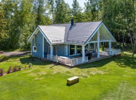 Modern villa with sauna & hot tub, מלון בHiiumaa