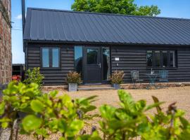 The Cowshed at Green Valley Farm, hotel in Laxfield