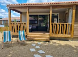 La Cabane aux Papillons chalet bord du lac de Peyre 7 pp piscine chauffée, alojamento para férias em Labouheyre