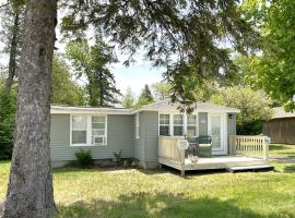 Miss Jane's Cottage, hotel with parking in Saint Ignace