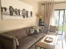 Executive Modern Apartment, hotel with pools in Fourways