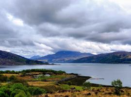 Isle of Carna, secluded Scottish Island, Loch Sunart، فندق في أكاريكيل