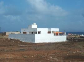 Beach Villa with pool, holiday home in Mindelo