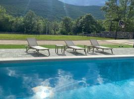 VIlla Luka - new isolated villa with heated pool, jacuzi and sauna, hotel in Gračac
