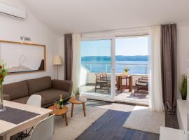 Villa Jolara With Pool - Deluxe Apartments 4 & 19, хотел на плажа в Мимице