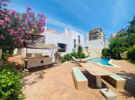 Villa urbana con Piscina en Playa den Bossa, pet-friendly hotel in Ibiza Town