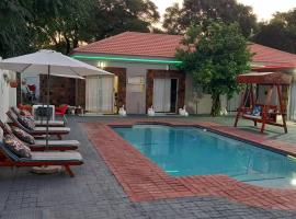 Eagles Nest Self-Catering Apartments, hotel s parkiralištem u gradu 'Gaborone'