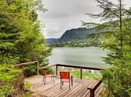 Juneau Vacation Home Stunning View and Beach Access, casa de temporada em Mendenhaven