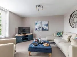 2-Bed Duplex with Stunning Malvern Hills Views & Free Parking