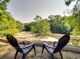Mississippi Vacation Rental with River Frontage, hotelli kohteessa McComb