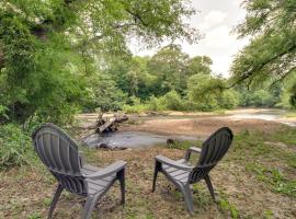 Historic Vacation Rental in McComb with River Access, cabaña o casa de campo en McComb