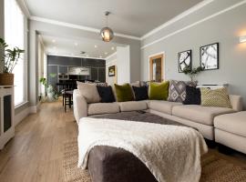Stylish Central Apartment with Parking & Lift, cheap hotel in Bury Saint Edmunds