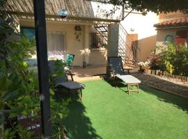 chambre et salle de bain privé s'ouvrant sur terrasse, jardin et cuisine d'été, cheap hotel in Quillan
