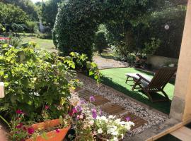 chambre et salle de bain privé s'ouvrant sur terrasse, jardin et cuisine d'été, Hotel in Quillan