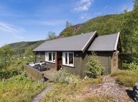 Cozy and unassuming cabin with fantastic views，Ørnes的Villa