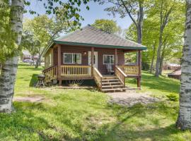 8 Mi to Saddleback Ski Area Cabin with Fire Pit, resort de esqui em Rangeley