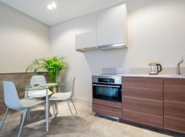 Newly build Utopia The Den Apartment 7-Minutes From Rotterdam City app2, hotell sihtkohas Schiedam