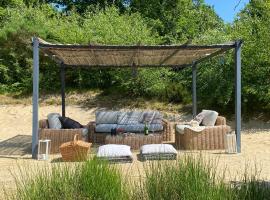 'Hotel One Suite' Suite with Private Beach, Natural Swimming Pool & Reserve, hotel i Neung-sur-Beuvron