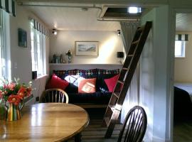 Secluded cosy cabin near town centre, brunarica v mestu St Austell