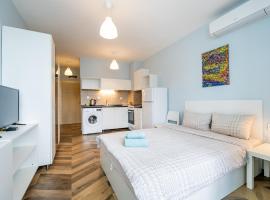 Cozy little apartment in Studentski grad: Sofya, Winter Palace of Sports yakınında bir otel