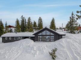 Holiday home in beautiful Sjusj&oslash;en, near Lillehammer, hytte i Ringsaker