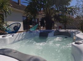MAGNIFIQUE VILLA LUXE COSY POPPIES HOLIDAY - Noël à la Mer, Flipper, Baby-foot, SPA, Jardin Illuminé, Plage Riva Bella à 300m, Magie de Noël, Tout Confort, Idéale Familles, Groupes & EVG EVJF, Proche Cabourg, Week-end & Courts Séjours !, Wellnesshotel in Ouistreham