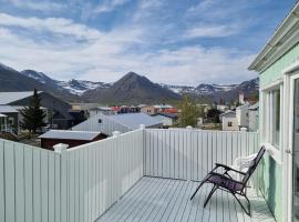 The Painter's house with view and balcony, hotell i Siglufjörður