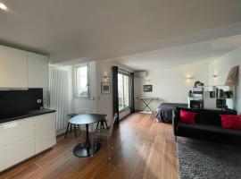 The Prism ,studio on the top floor with a balcony, apartment in Neuilly-sur-Seine