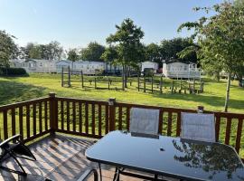 The Luxury break Sleeps 6 at 44 Kingfisher Court South facing, golf hotel in Tattershall