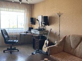 Cozy self check-in private room in the city centre, apartment in Mažeikiai