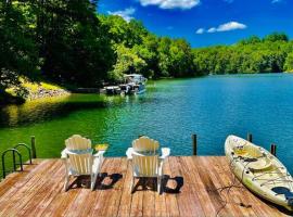 Stunning Lake front home with stunning decor, vakantiehuis in Mill Spring