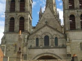 Chambre d'hôte au 3ème étage d'une maison de chanoine, hotel di Autun