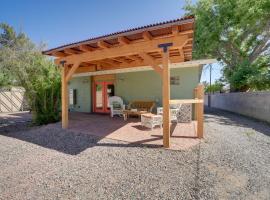 Old Town Cottonwood Cottage with Mod Interior!, pet-friendly hotel in Cottonwood