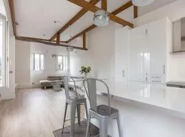 Sublime appartement refait à neuf en dernier étage baigné de lumière avec une très belle hauteur sous plafond 2 chambres en plein centre de Paris