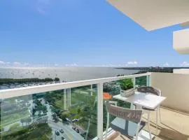 Ocean View Balcony steps from Restaurants, Peacock Park & Marina