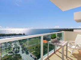 Ocean View Balcony steps from Restaurants, Peacock Park & Marina, holiday home in Miami