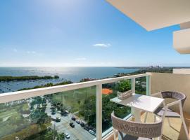Ocean View Balcony steps from Restaurants, Peacock Park & Marina, hotel v Miami