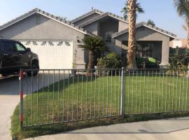 Short or Long Term Private Room with Amenities, hotel v destinaci Bakersfield