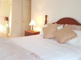 Roxy - A Spacious Cosy Getaway - Near Mel Airport, hótel í Craigieburn