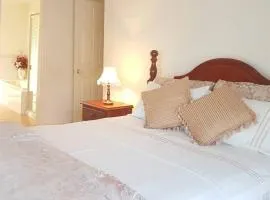 Roxy - A Spacious Cosy Getaway - Near Mel Airport